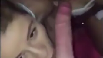 Dua Gadis Memberikan Blowjob Kepada Satu Lelaki